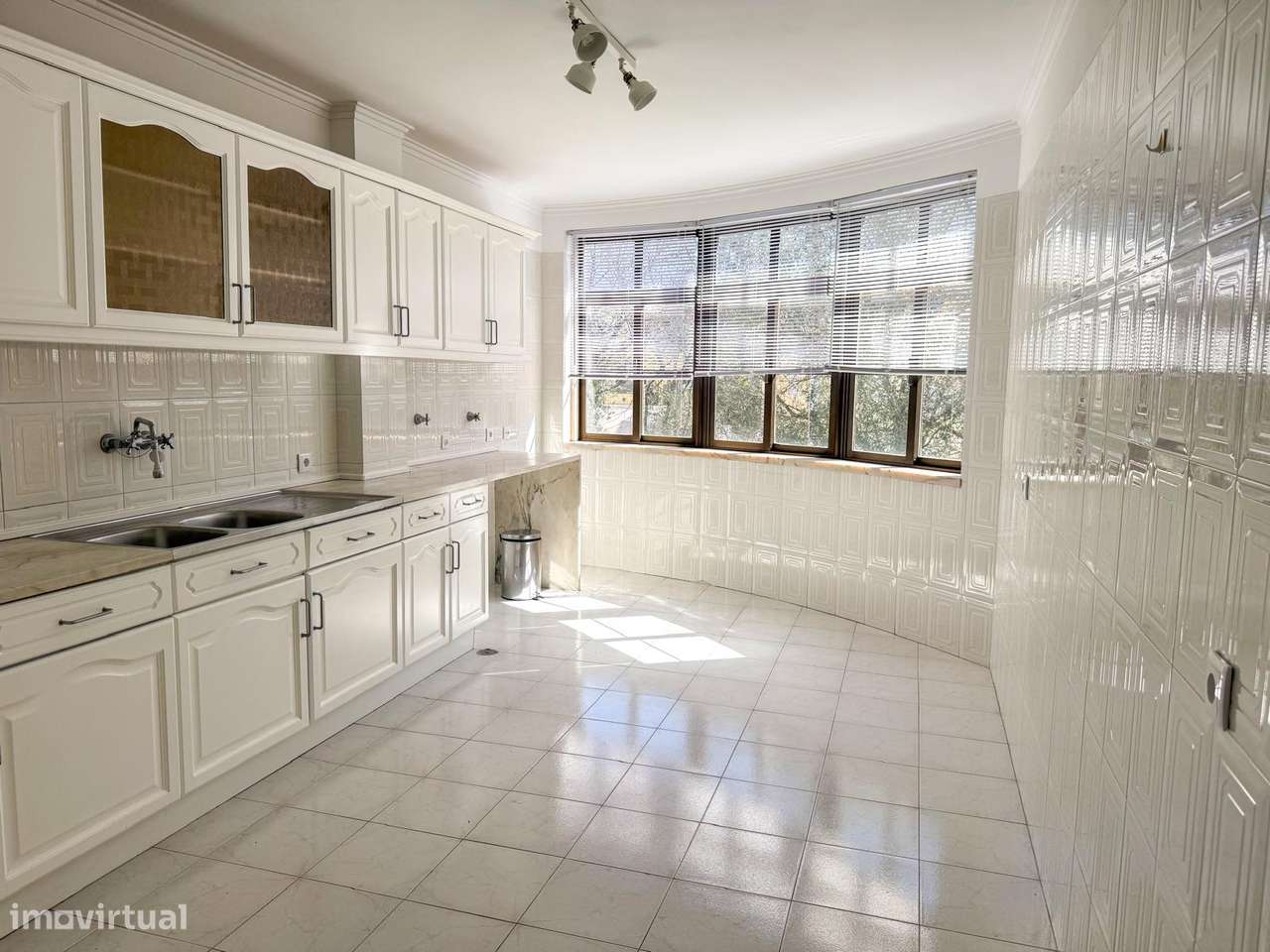 T3 Centro de Queijas, Oeiras. Parqueamento, Arrecadação, Varandas.-5