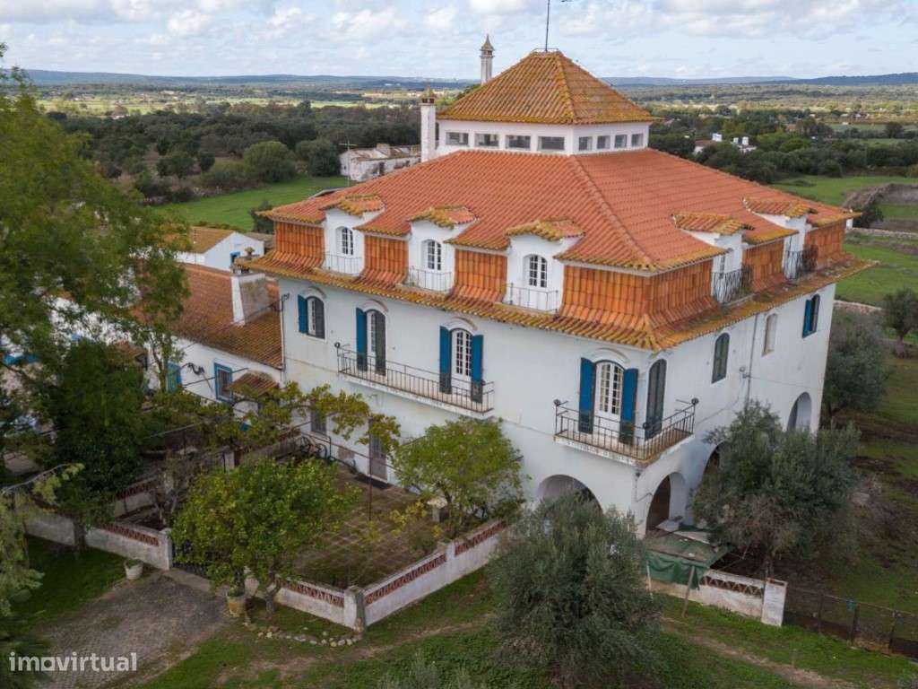 Quinta com 5,6 ha localizada à entrada da cidade de Évora - Grande imagem: 2/27