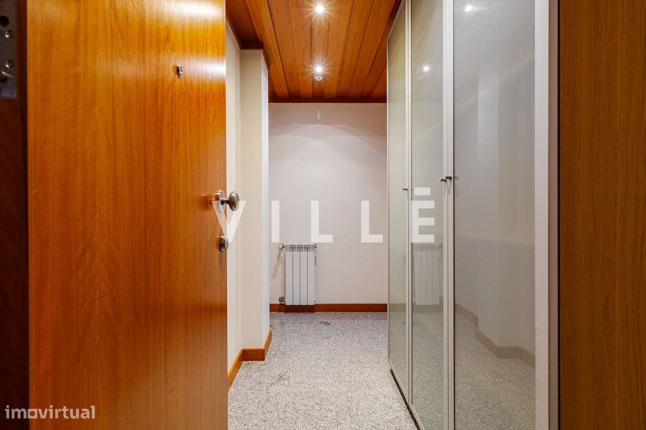 Apartamento T2 com Garagem Fechada e Arrumo no Glicinias-5