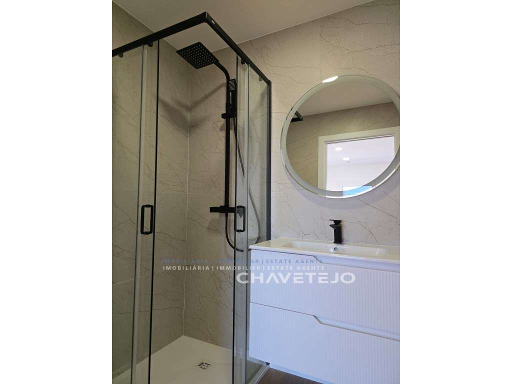 Moradia T4 Moderna c/ Garagem, estilo e Conforto a um Passo de Tomar-39