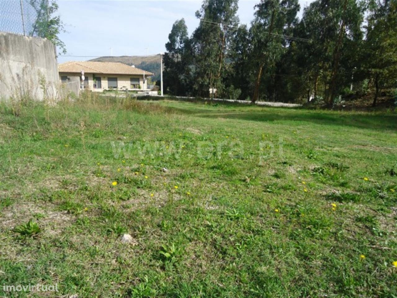 Lote com 4.412 m2 em Moreira do Rei