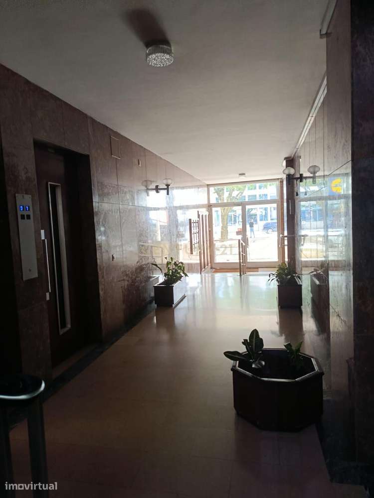 Apartamento T4 na Avenida Fernão de Magalhães — Espaço, Potencial e Di-5