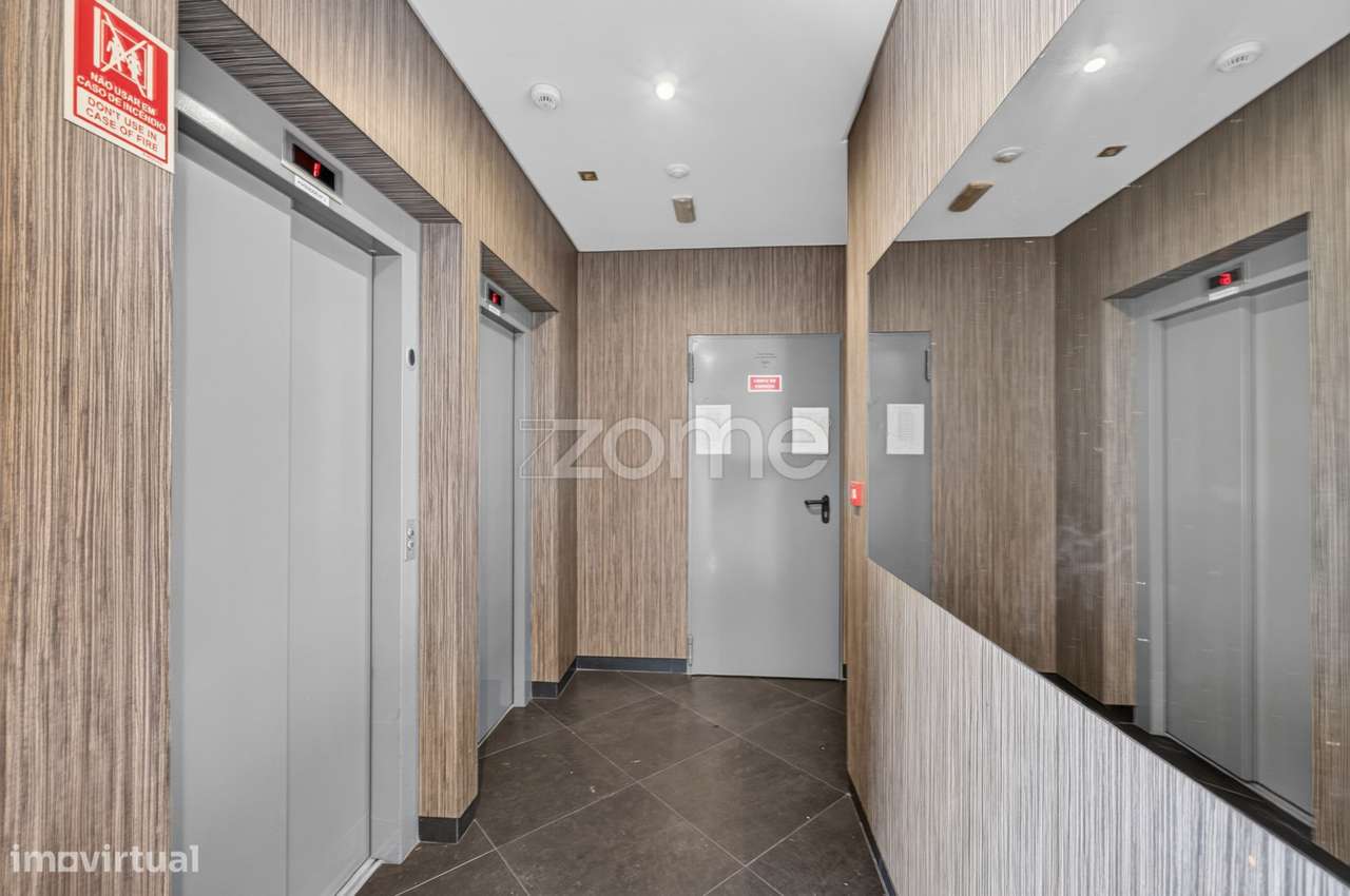 T2 de Excelência no Jardim da Amoreira com Box e Arrecadação-32