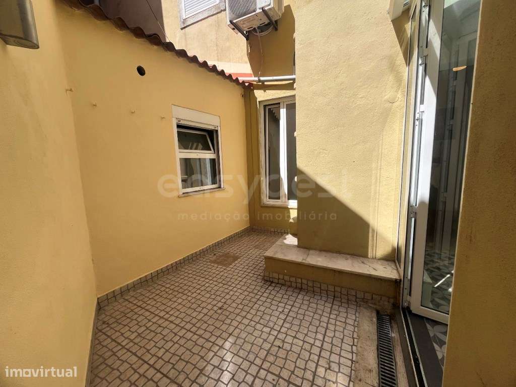 T1+1 recuperado com pequeno terraço, localizado em Campo de Ourique - Grande imagem: 4/22