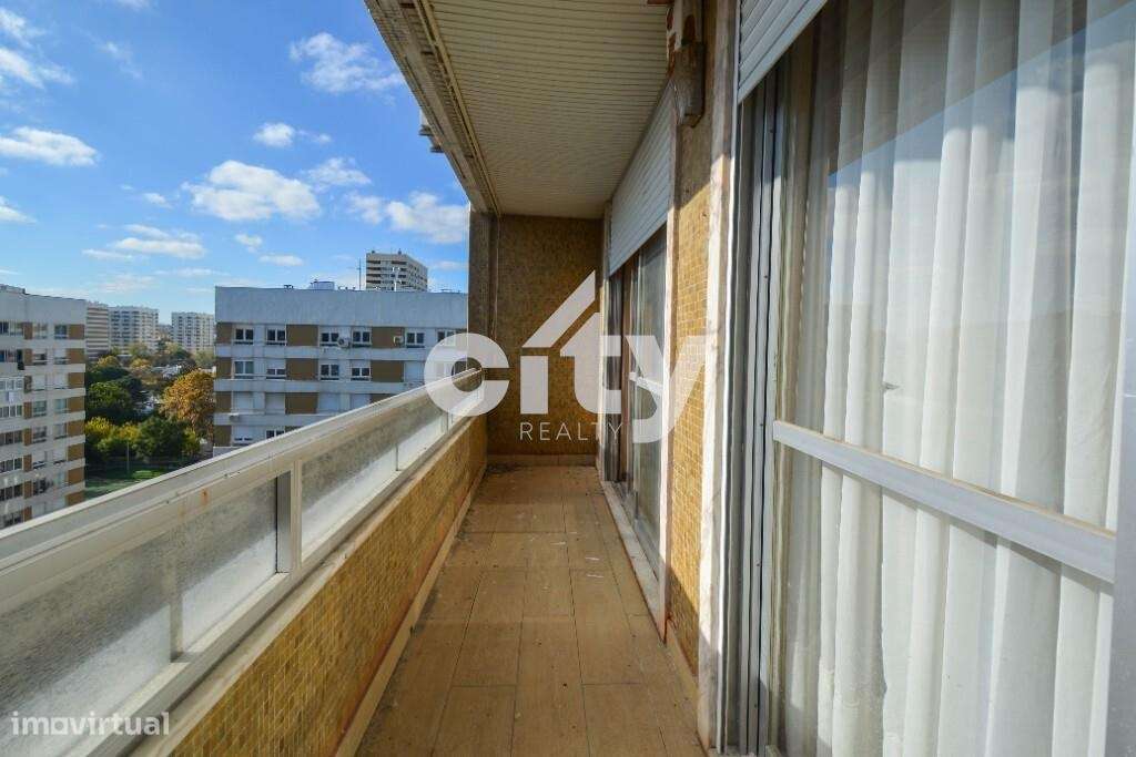 Apartamento T3 para remodelar situado na prestigiada Urbanização da Po-9