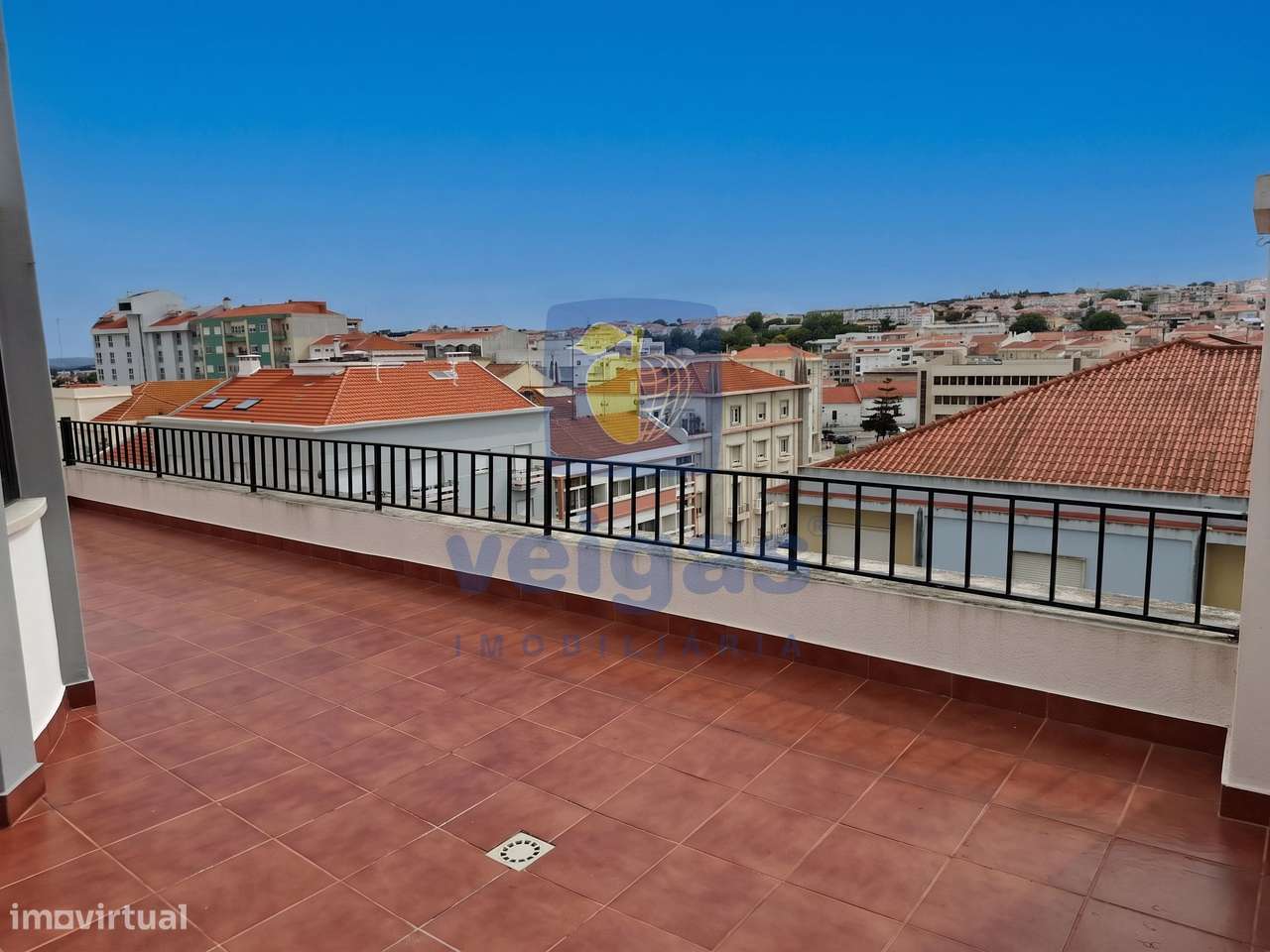 Apartamento T3 remodelado com terraço panorâmico, garagem e elevador,-10