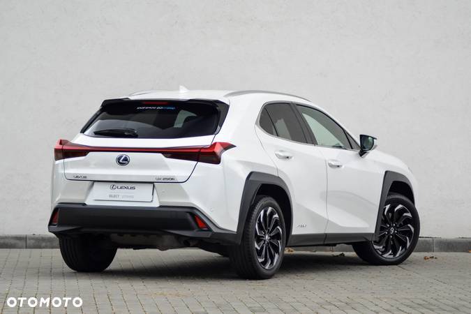 Lexus UX - 4