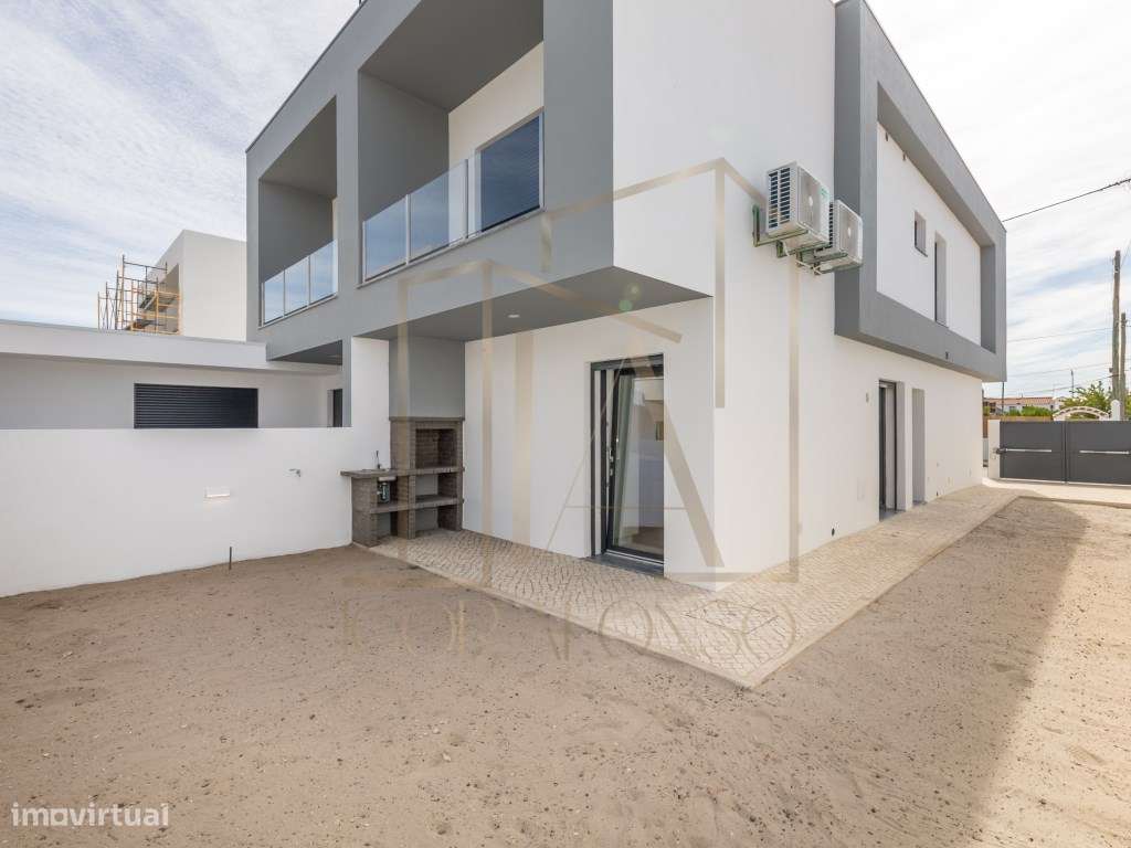 Moradia Geminada T3 com Suíte e Ótimo Espaço Exterior-0