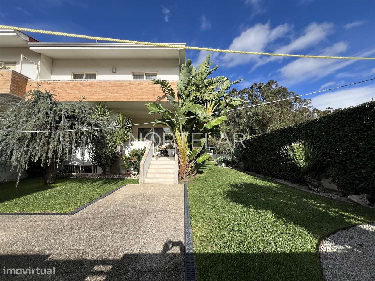 Moradia T3 com jardim e 3 frentes em Famalicão-34