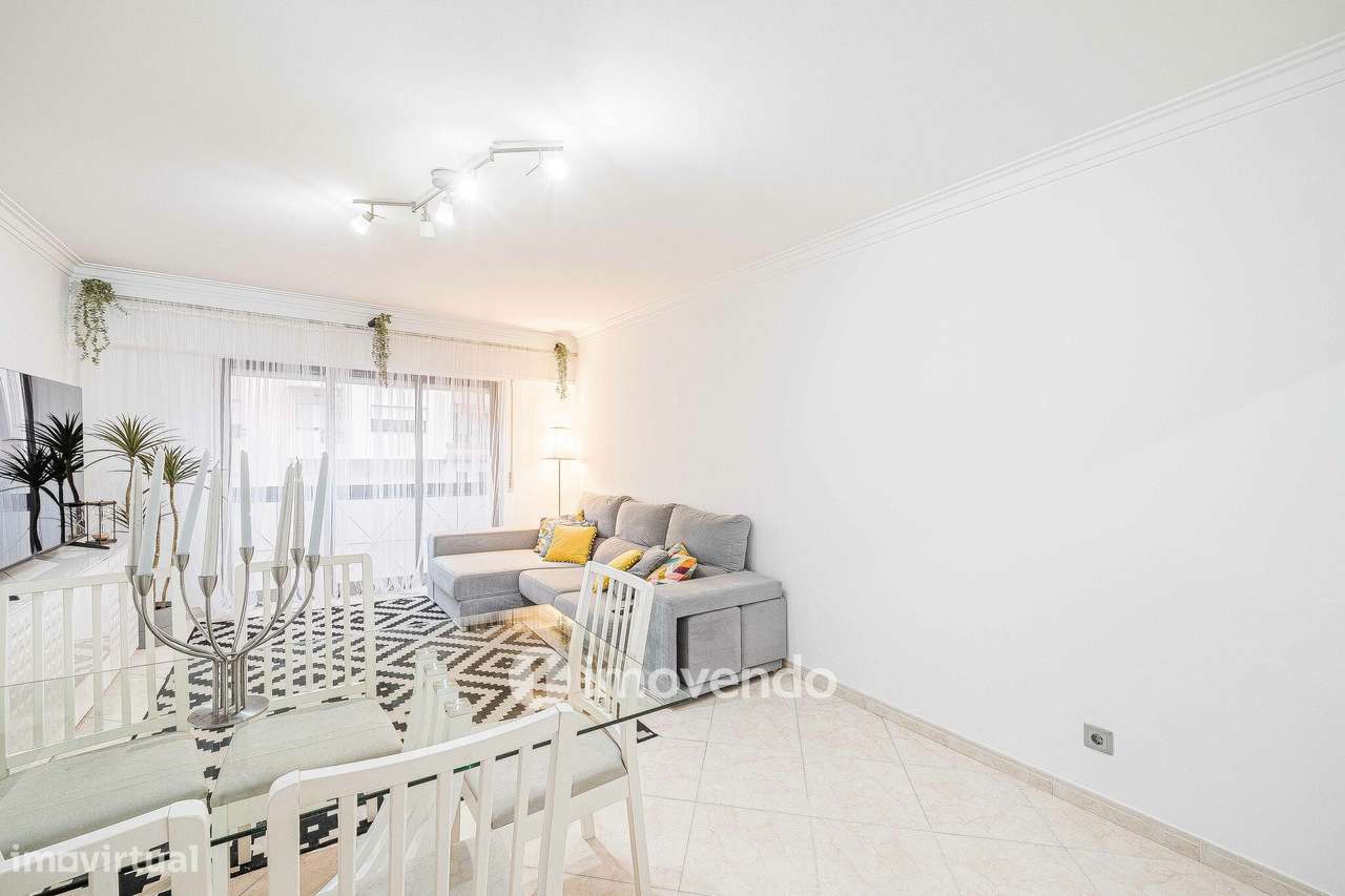 Apartamento T3, com estacionamento e arrecadação, na Ramada-10