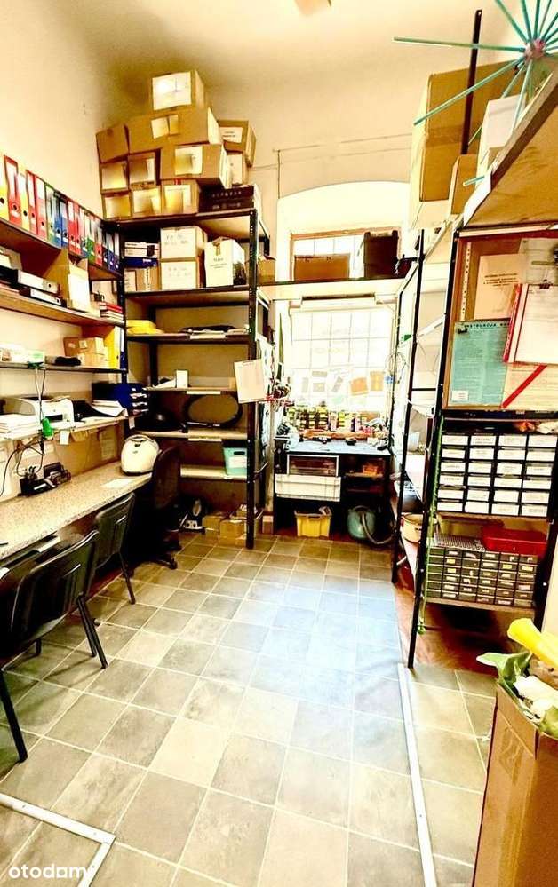 Parter /dwa pomieszczenia i wejścia/bezczynszowy.-1