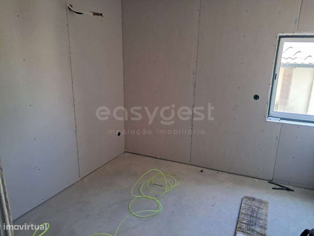 Moradia V3 remodelada, localizada na Freguesia de São Miguel do Out... - Grande imagem: 5/14