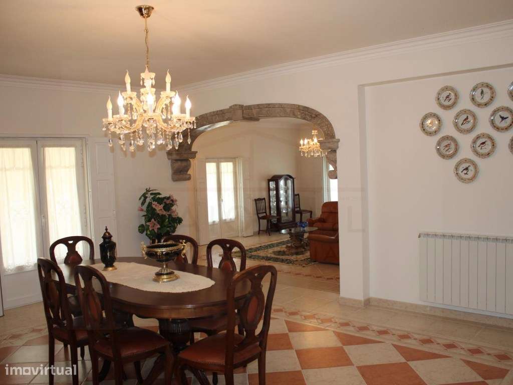 Luxuosa moradia T5 + 1 em Rio Maior-11