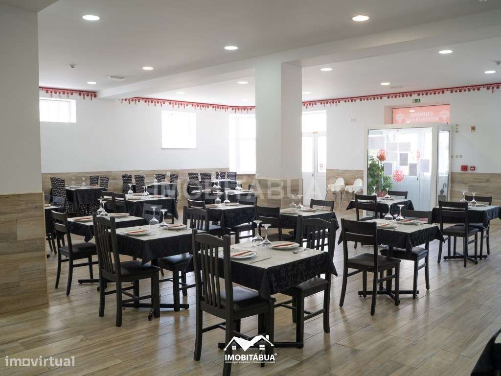 Espaço comercial com habitação T5 no centro da vila-47