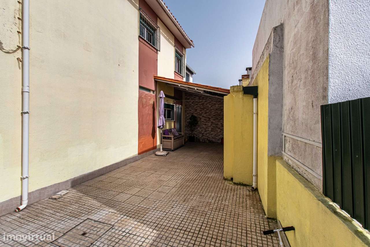 Moradia T5 transformada em T3 com aproveitamento de sótão MEM MARTINS-33