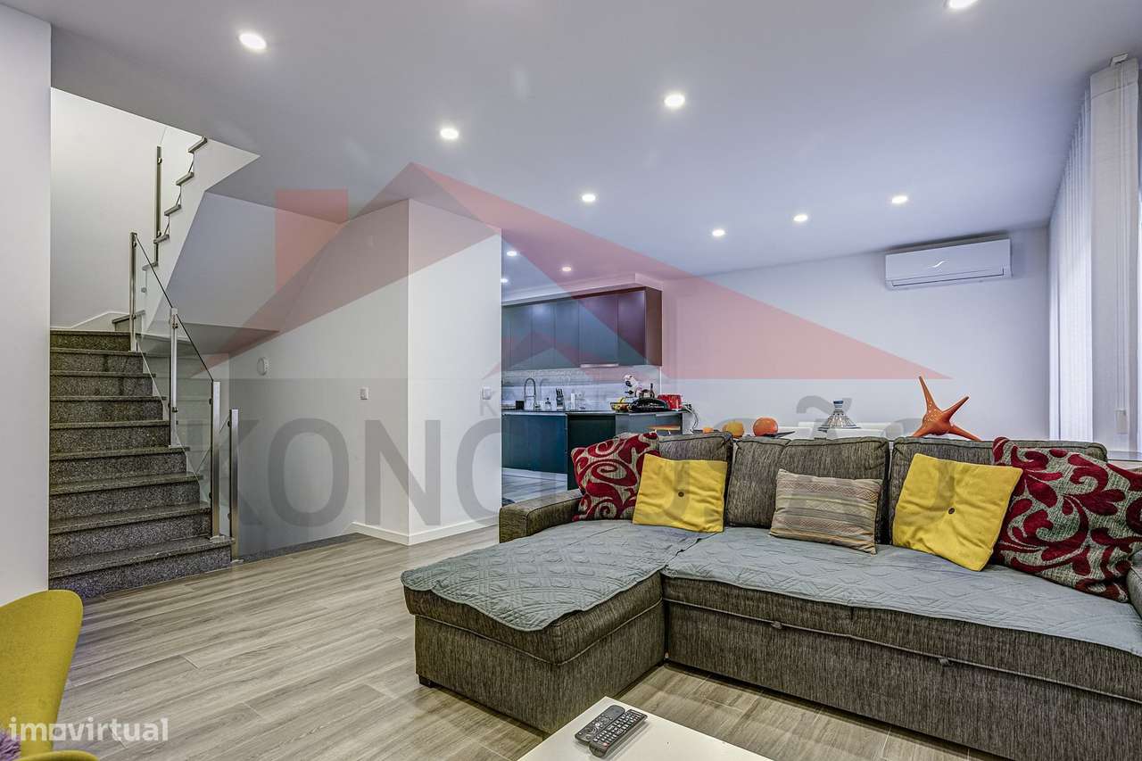 Moradia T4 de arquitetura moderna, estado de nova.-10