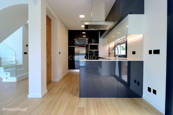 Luxuosa moradia isolada de 5 assoalhadas com excelentes áreas - piscin-8