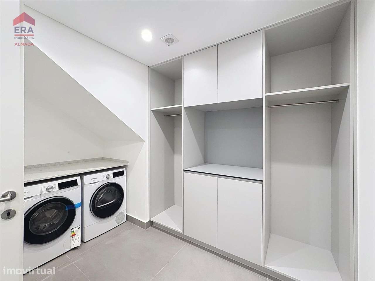 Nova Moradia em Almada , 5 suites, garagem e jardim-23