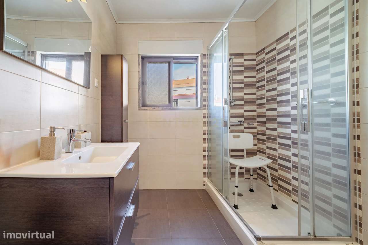 Apartamento T3 em Amora, Seixal - Oportunidade Única!-29