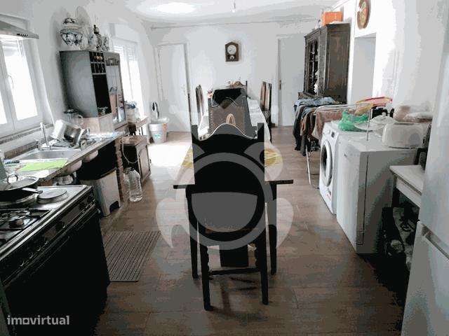 Moradia renovada com grande quintal - Perolivas-9