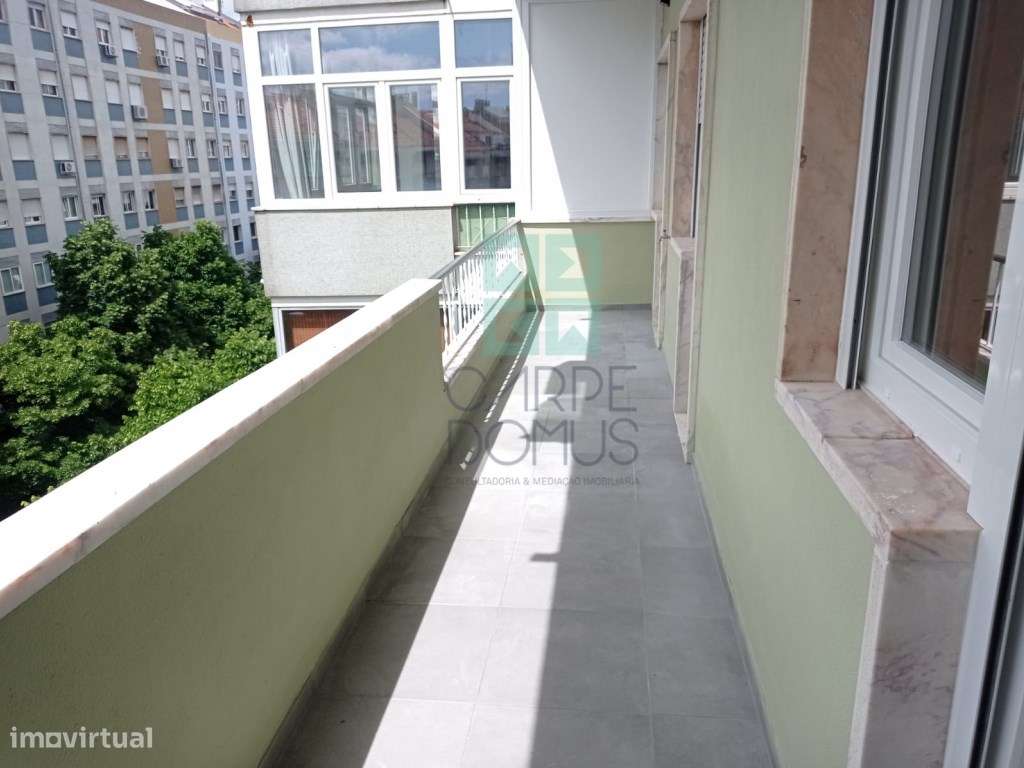 Apartamento T3, totalmente renovado, c/ varandas, na Avenida do Uru...-15