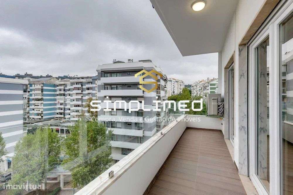 T4 de Luxo Totalmente Remodelado em Carnaxide-11