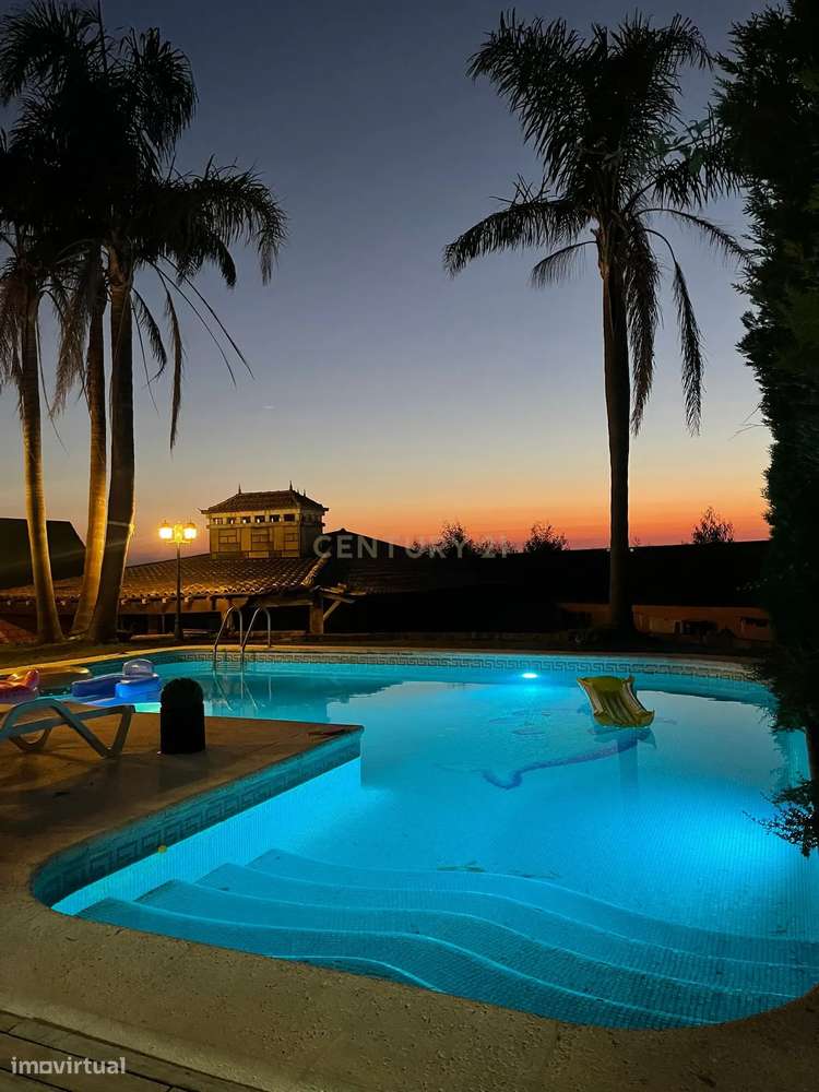 Encantadora Moradia de 4 Frentes-10