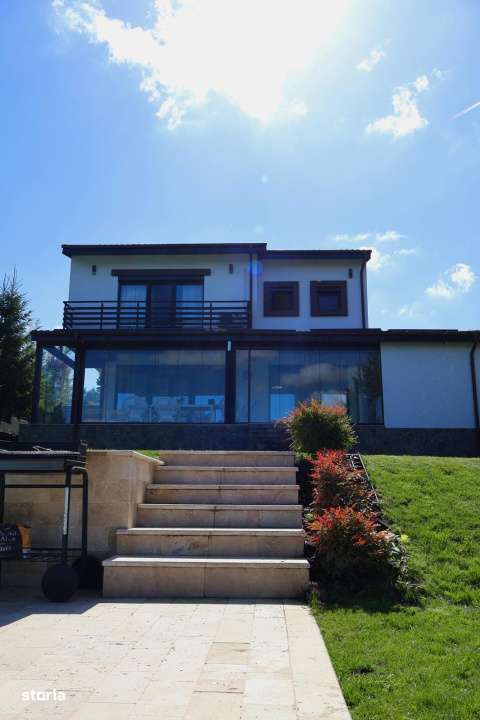 Vila amplasata pe malul lacului - Imagine principală: 5/19