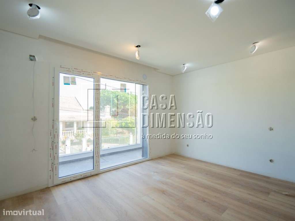 Moradia isolada de tipologia T4 localizada na zona da Charneca da C...-27