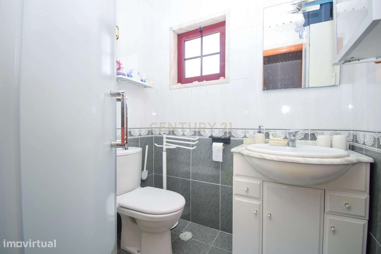Apartamento T3, com 107 m² de área útil, estúdio musical com 40 m² e g-20