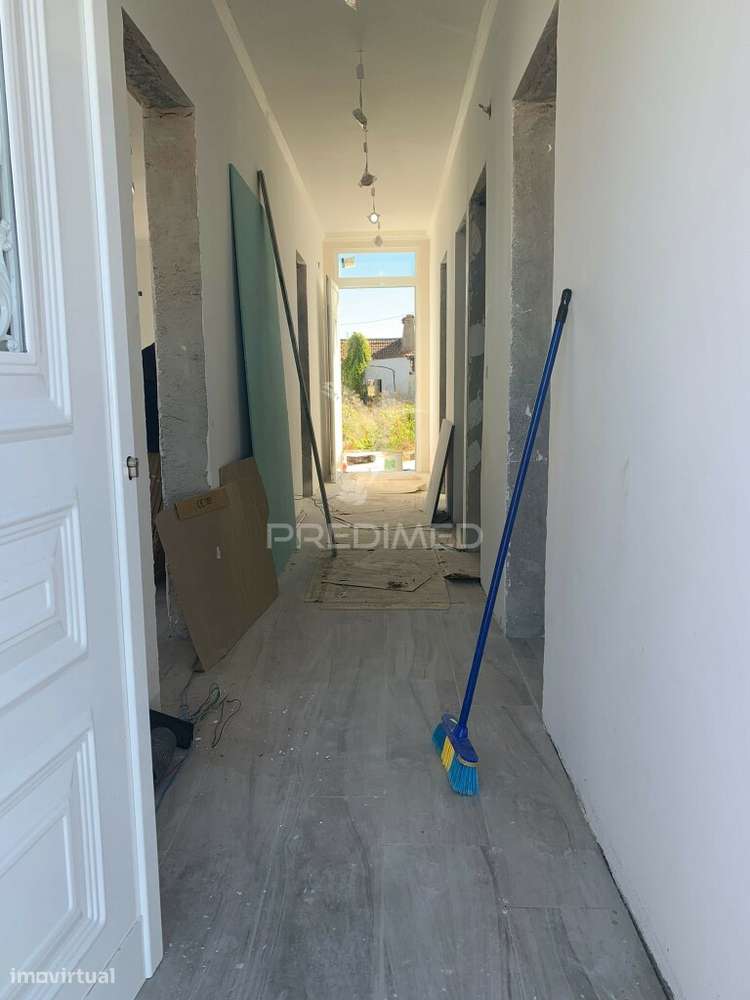 Moradia T2+1 com Quintal em recuperação total - Grande imagem: 3/26