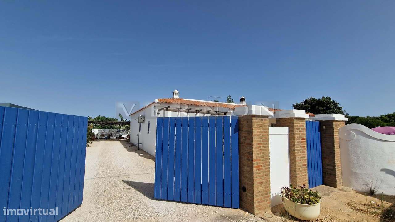 Charmosa e espaçosa moradia com 3 quartos e piscina para venda entre L-43