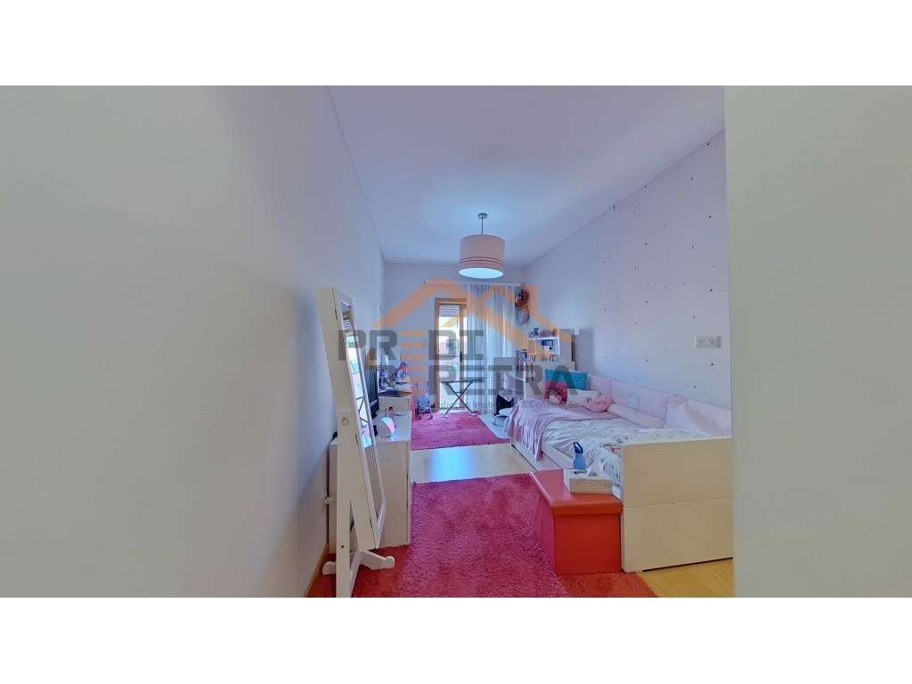 Situado na Urb. Colinas do Cruzeiro, T3 com três varandas e box par...-13