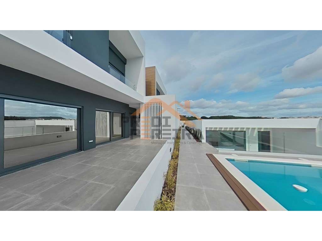 Moradia T4 em condomínio privado com piscina, no Fanqueiro em Loures-5