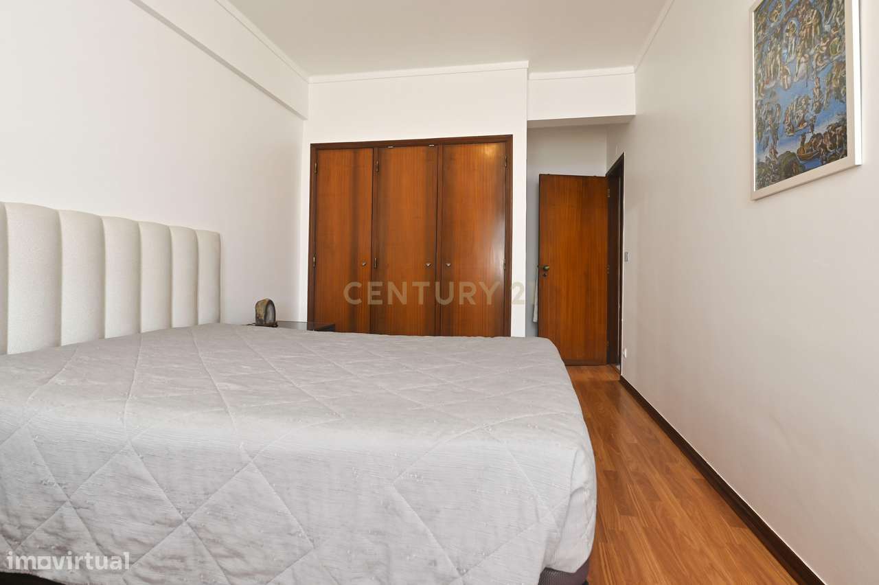 Apartamento T3 semi-remodelado, luminoso e pronto a habitar, na Rincho-17