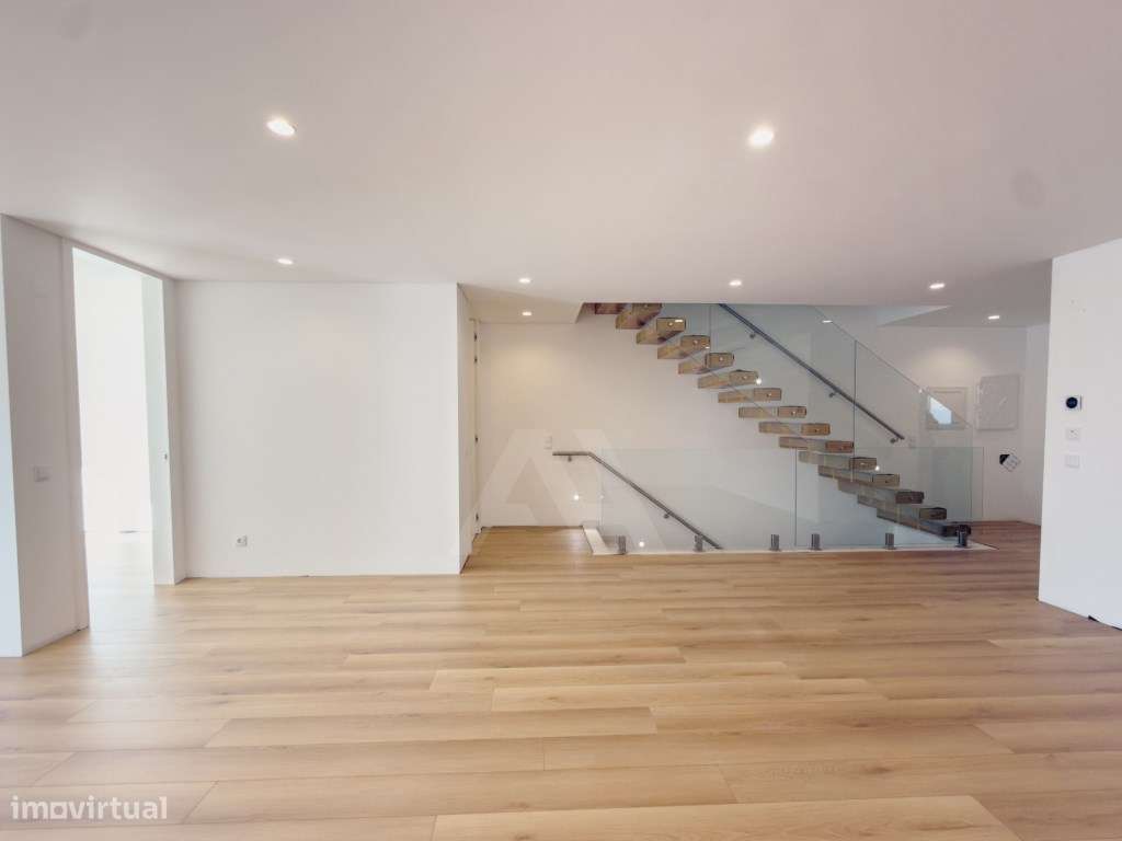 Moradia T4 em Condomínio Exclusivo em São Pedro do Estoril - Grande imagem: 5/41