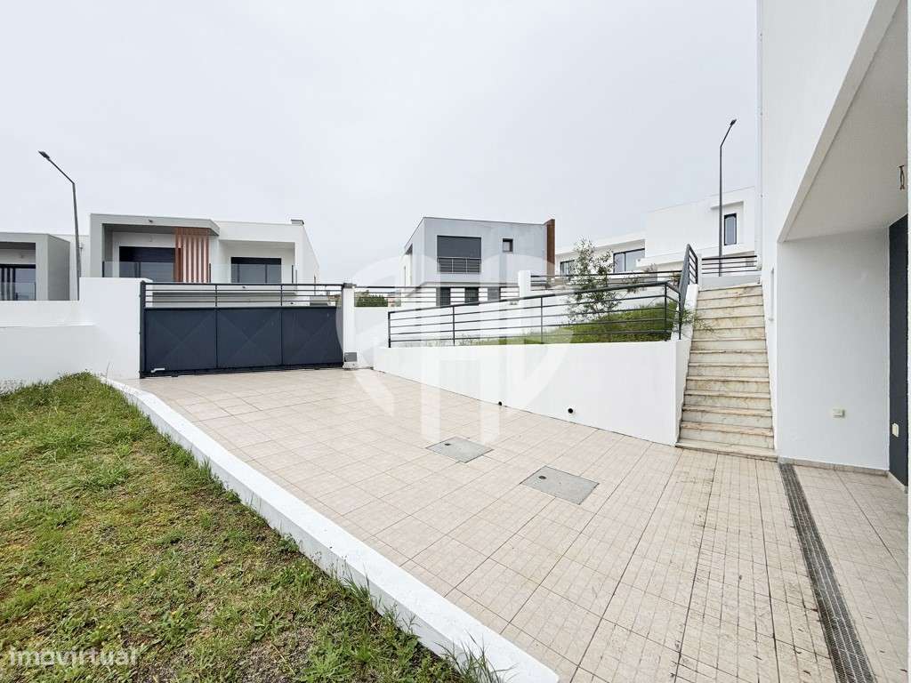 Exclusiva Moradia T5 de Arquitetura Contemporânea em Almada - Feijó-57