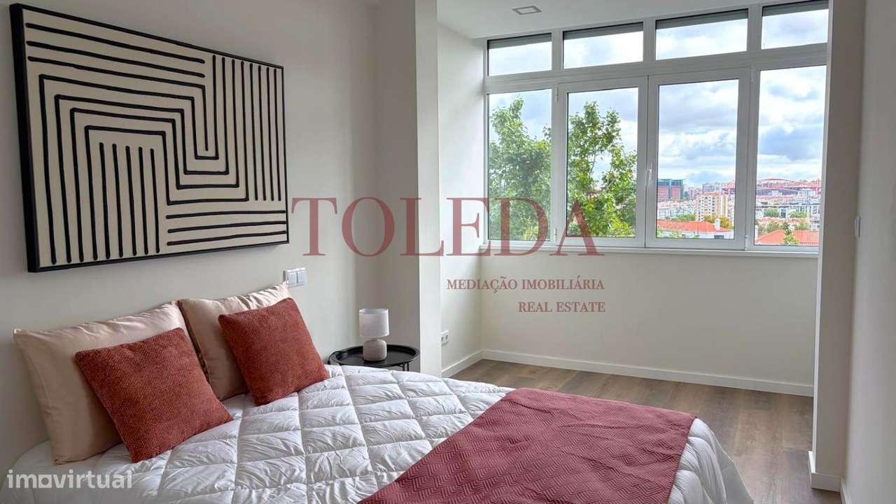 Apartamento T3 Remodelado em Benfica com terraço-14