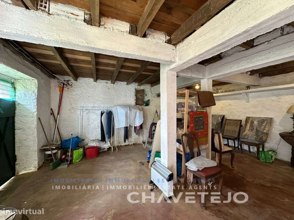 Quintinha com duas casas de campo e uma arrecadação a cerca de 4 km...-6