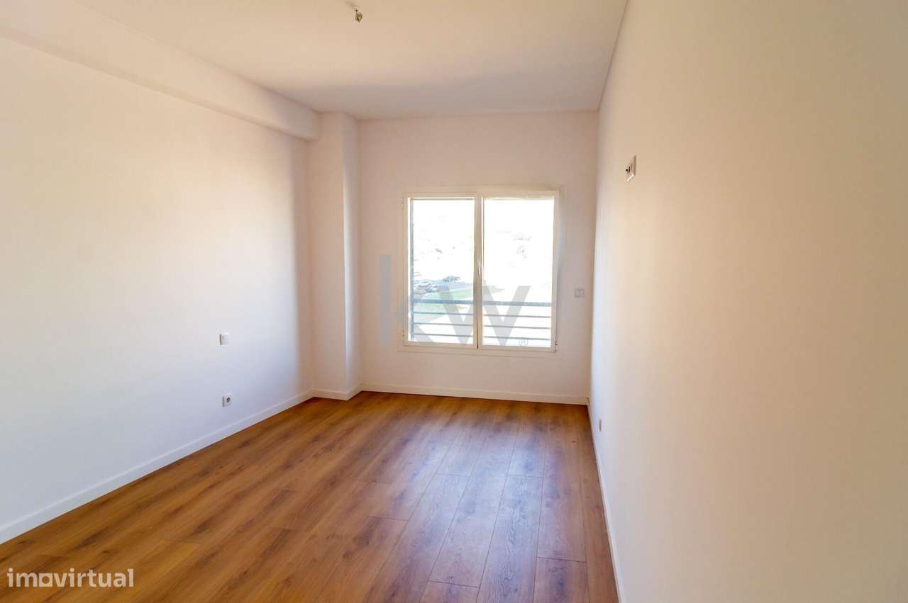 Oportunidade nas Colinas: T3 com Estilo, Luz Natural e Estacionamento-27