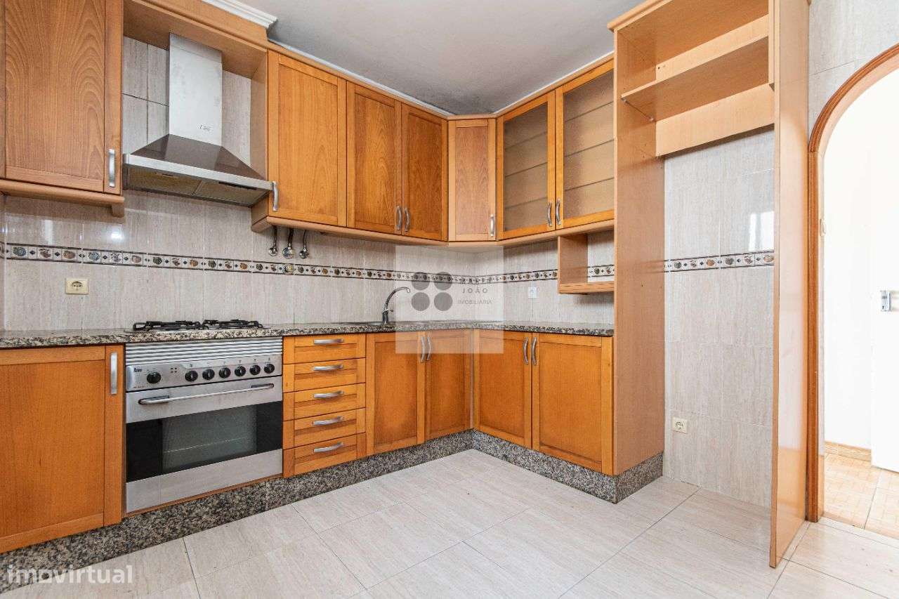 Moradia Bifamiliar, Quintal, Garagem, Local Sossegado.-19