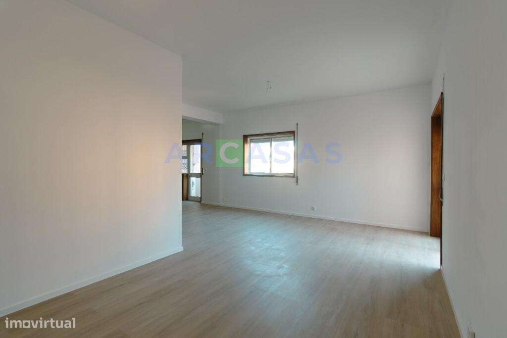 Apartamento T2 renovado, com lugar de garagem e varanda em Baguim do M - Grande imagem: 3/20