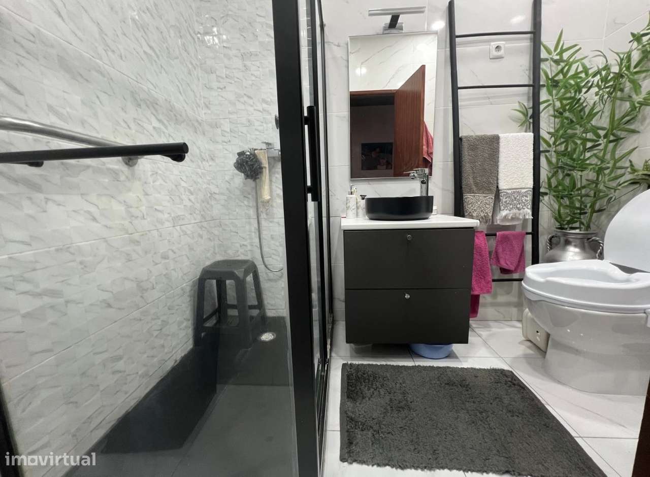 Apartamento T2 - 2 WC's , Varandas - ótima localização -Amora-14