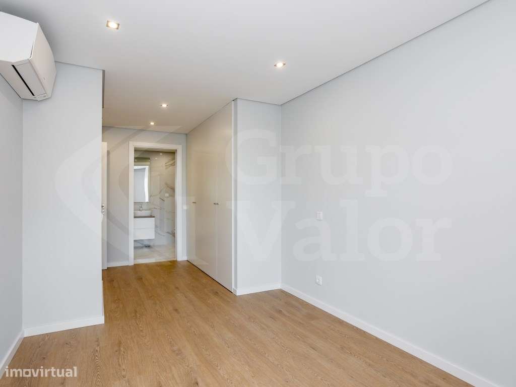 Apartamento T2 Novo com Estacionamento - Parede - R/C E-17