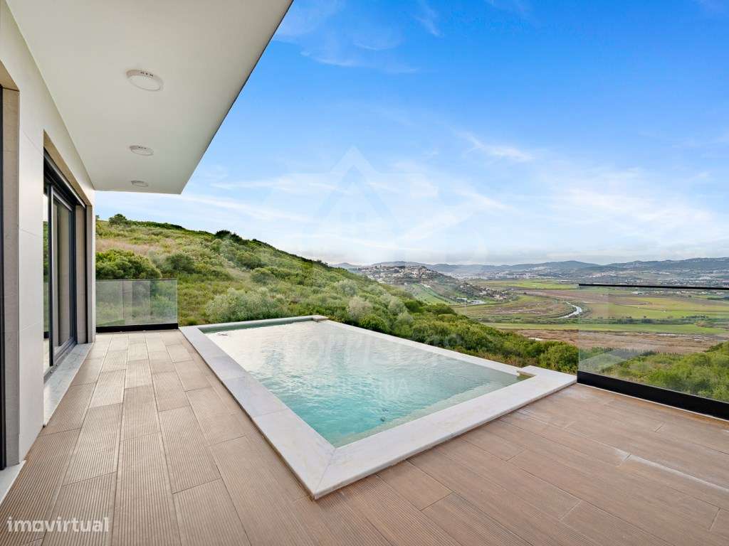 Moradia T4 com piscina e vista panorâmica em São João da Talha-39