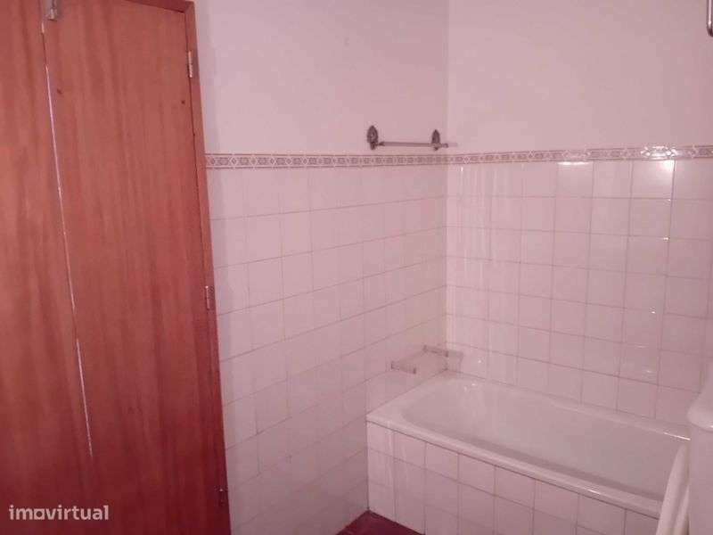 Vende-se moradia em Vila Viçosa - Grande imagem: 4/8