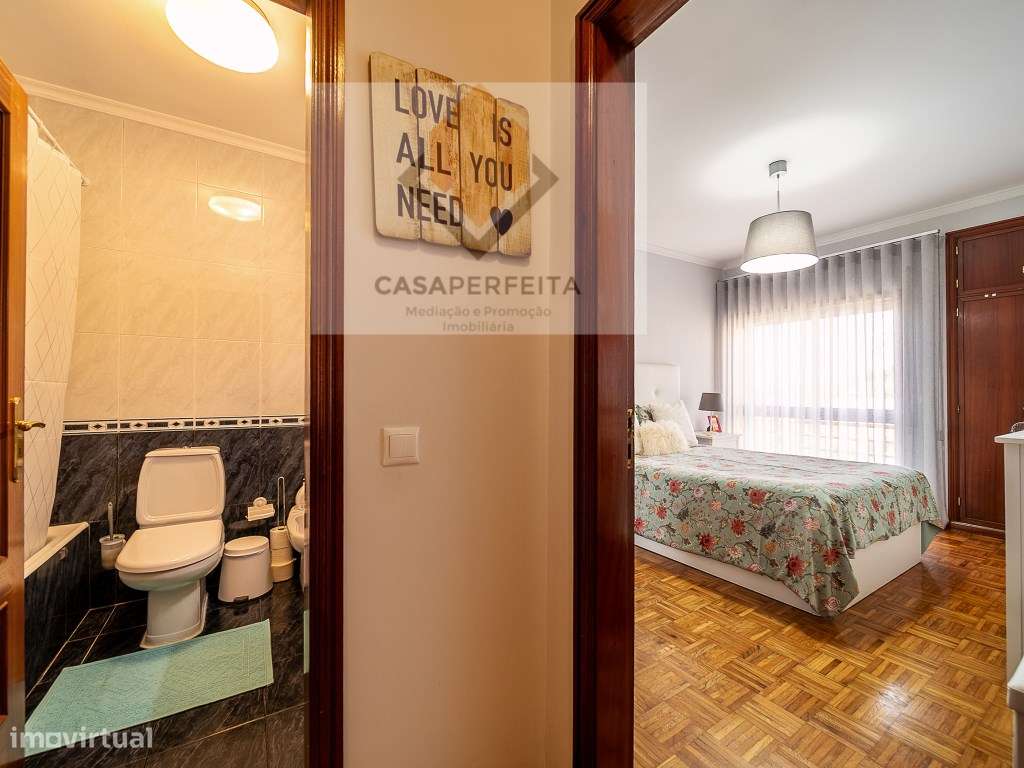 Deslumbrante T2 de 2 Frentes com Varandas e Box - Canelas-24