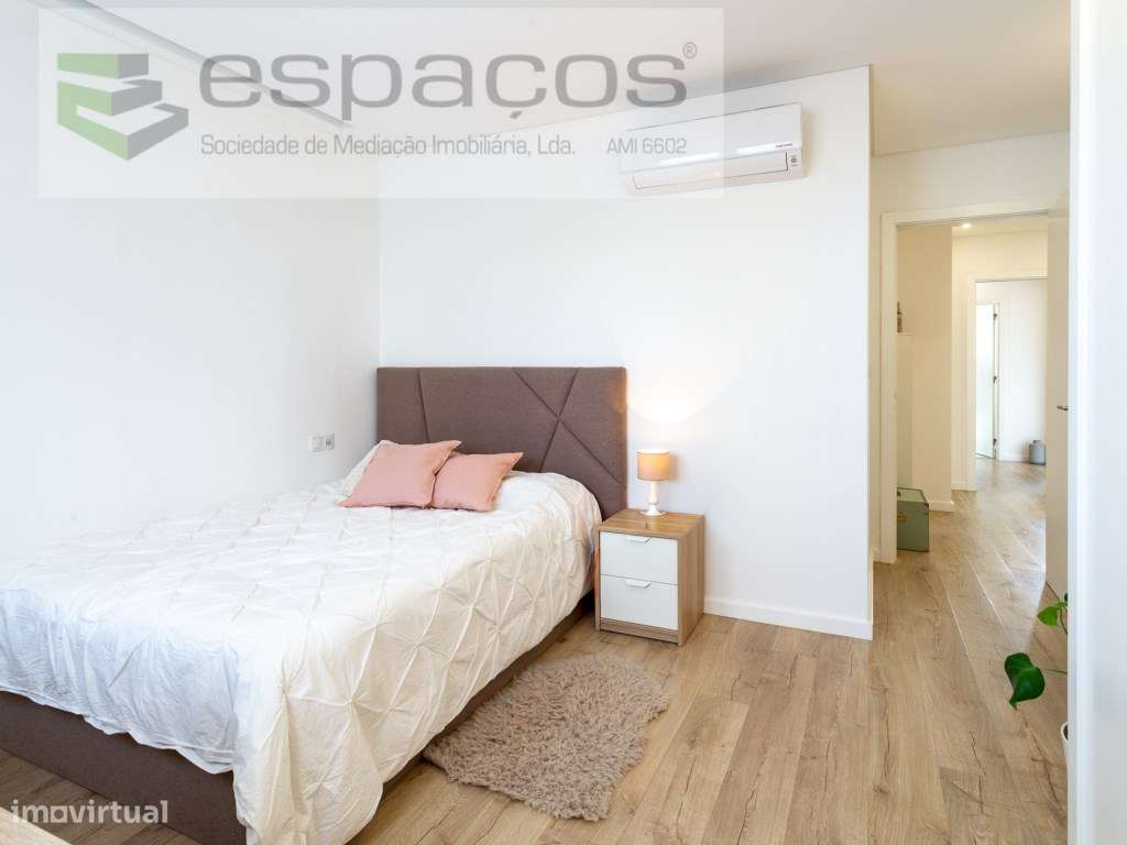 T3 com Terraço amplo e orientação solar a sul e vista desafogada.-25