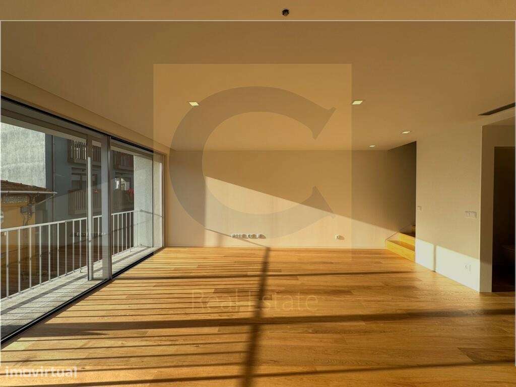 Moradia T4 Triplex Nova com Jardim, Terraço e Garagem para 4 Carros ju-0