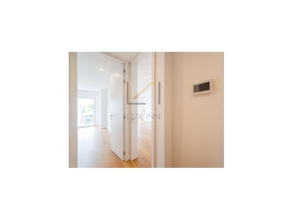 Moradia de Luxo T4 , São Pedro Do Estoril, com Piscina e Garagem-40